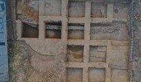 Γενική άποψη της ανασκαφής από ανατολικά. Διακρίνονται το παλαιότερο αψιδωτό οικοδόμημα του 8ου αι. π.Χ και τμήματα του λίθινου θεμελίου του νεότερου ναόσχημου κτηρίου (7ος/6ος αι. π.Χ.) καθώς και οι δύο βάσεις της κεντρικής κιονοστοιχίας του