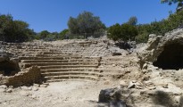 Αρχαίο ωδείο στον αρχαιολογικό χώρο της Λισού (διακρίνονται το κοίλο και οι πλευρικοί θάλαμοι)
